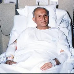 Juan Pablo II en cama de hospital, recuperándose tras el atentado. Sus brazos vendados muestran las secuelas del ataque.