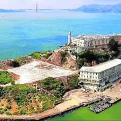 Isla de Alcatraz, la famosa alcatraz carcel, con el puente Golden Gate al fondo.