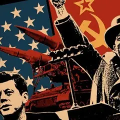Un collage de propaganda que representa la tensión de que fue la guerra fria: John F. Kennedy, misiles, un tanque y el símbolo soviético.