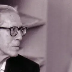 Retrato de José Luis Cano, hombre mayor con gafas, mirando hacia la izquierda.