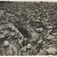 Soldados en una trinchera, rodeados de escombros y equipo, durante la brutal batalla de Verdún.