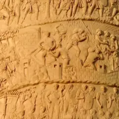 Detalle de **la columna de Trajano**, con relieves que narran escenas de batallas y la vida militar romana.