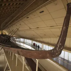 La barca solar de Keops, una embarcación de madera antigua, se exhibe en un museo.