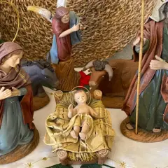 Escena del nacimiento de Jesús con María, José, ángeles, buey y burro.
