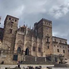Imponente fachada de la Catedral de Santa María la Mayor en Guadalupe, España. Un lugar de peregrinación para la Virgen de Guadalupe.