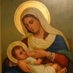 Virgen María amamantando al Niño Jesús, con halos dorados y vestimentas tradicionales.