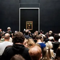 Multitud admira la Mona Lisa en el Louvre.