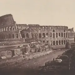 El coliseo romano antes y después: ruinas de un anfiteatro antiguo, con arcos y muros derruidos, evocando su pasado glorioso.