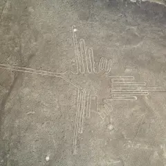 Las enigmáticas **líneas de Nazca** forman la figura de un colibrí sobre el árido desierto peruano.