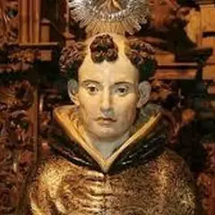 Estatua del beato Álvaro de Córdoba, con túnica dorada y aureola.