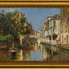 Un canal veneciano con un puente de arco, barcas y edificios históricos, pintado por Antonio Reyna Manescau.
