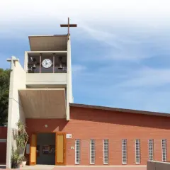 Iglesia moderna de ladrillo rojo con campanario y reloj. Un día soleado en Santa Rosa.