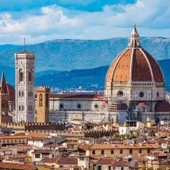El Duomo de Florencia se alza majestuoso sobre la ciudad, con su cúpula icónica y el campanario de Giotto.