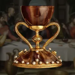 El cáliz dorado, adornado con perlas y gemas, evoca la búsqueda del santo grial donde está. Detrás, la Última Cena.