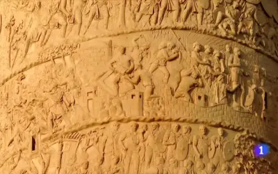 Detalle de **la columna de Trajano**, con relieves que narran escenas de batallas y la vida militar romana.