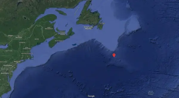 Mapa del Atlántico Norte, mostrando la ruta del Titanic de donde salió, desde el este de Canadá hasta el punto de hundimiento marcado.