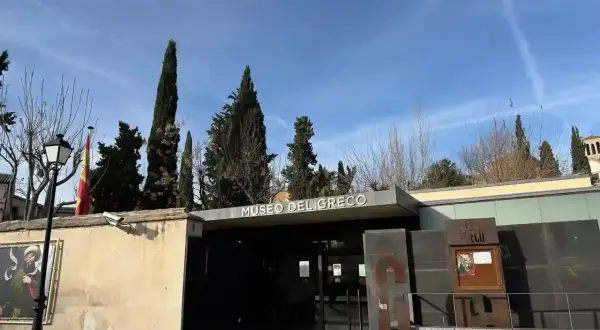 Entrada al Museo del Greco, con un cartel que anuncia el nombre del museo y una gran letra G de metal.