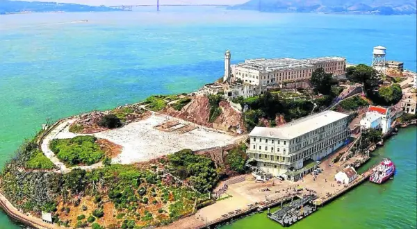 Isla de Alcatraz, la famosa alcatraz carcel, con el puente Golden Gate al fondo.