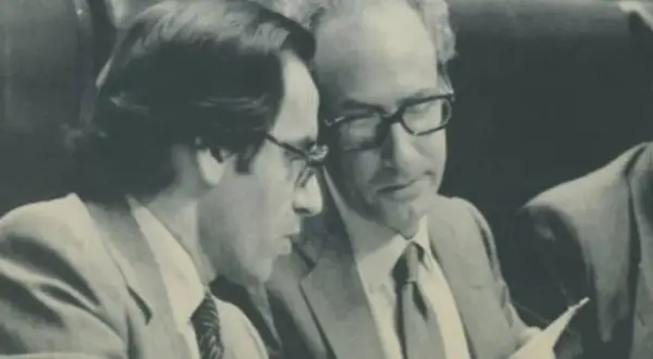Miguel Boyer y Salvador looking at documents.