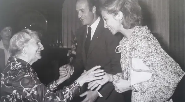 Dolores Rivas Cherif sonríe al saludar al rey Juan Carlos I y a la reina Sofía.