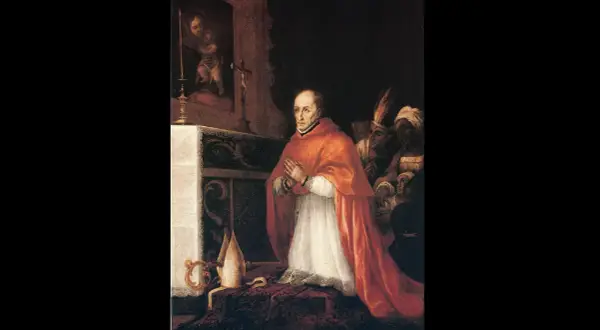 Santo Toribio de Mogrovejo, vestido de cardenal, reza ante un altar. Detrás, figuras indígenas observan.