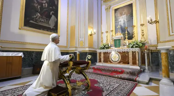 Papa se arrodilla ante el altar. La imagen ilustra la diferencia entre cristiano y católico, mostrando la devoción en la iglesia.