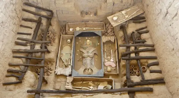 Tumbas del señor de Sipán, con esqueletos y ofrendas funerarias en un sitio arqueológico.