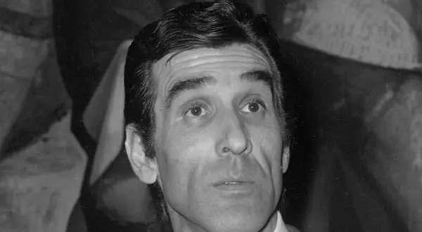 Primer plano de Fernando Suárez González, con su mirada intensa y su peinado característico.