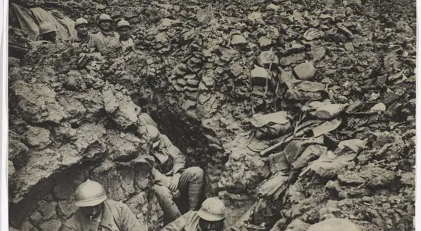 Soldados en una trinchera, rodeados de escombros y equipo, durante la brutal batalla de Verdún.
