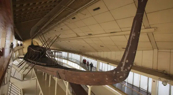 La barca solar de Keops, una embarcación de madera antigua, se exhibe en un museo.