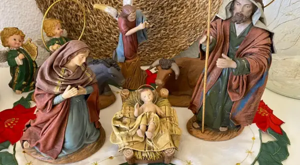 Escena del nacimiento de Jesús con María, José, ángeles, buey y burro.
