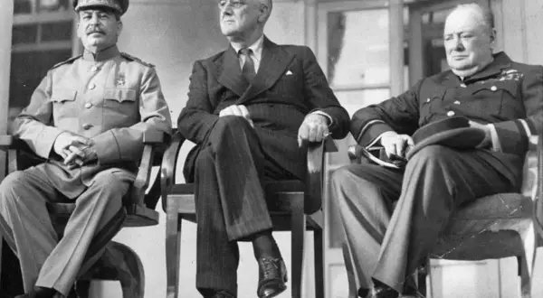Stalin, Roosevelt y Churchill sentados durante la conferencia de Teherán, un momento clave de la Segunda Guerra Mundial.