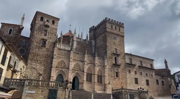 Imponente fachada de la Catedral de Santa María la Mayor en Guadalupe, España. Un lugar de peregrinación para la Virgen de Guadalupe.
