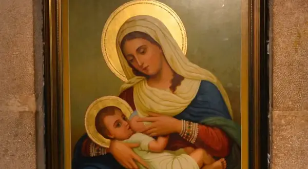 Virgen María amamantando al Niño Jesús, con halos dorados y vestimentas tradicionales.