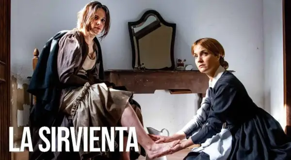 Santa Vicenta María, la sirvienta, lava los pies de una mujer en un acto de humildad y servicio.