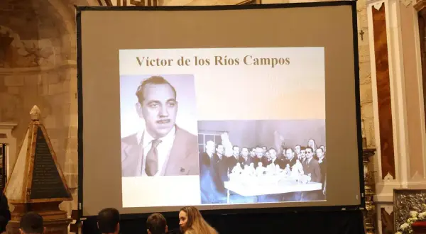 Proyección de imágenes sobre Víctor de los Ríos Campos, con su retrato y una escena grupal.