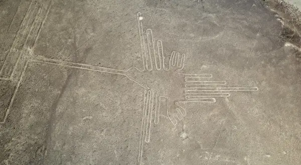 Las enigmáticas **líneas de Nazca** forman la figura de un colibrí sobre el árido desierto peruano.