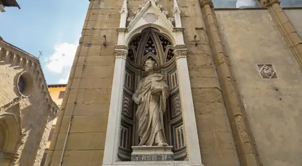 Estatua de San Pedro, una de las obras de arte de Filippo Brunelleschi, en un nicho de mármol con fondo estrellado.