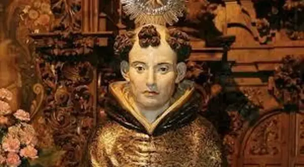 Estatua del beato Álvaro de Córdoba, con túnica dorada y aureola.