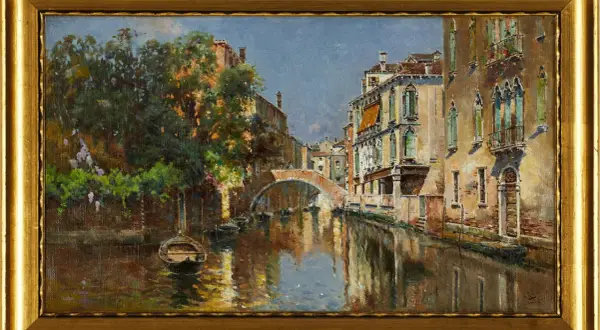 Un canal veneciano con un puente de arco, barcas y edificios históricos, pintado por Antonio Reyna Manescau.