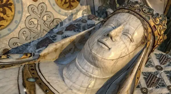 Tumba de mármol de Mariana de Austria, con detalles dorados y ornamentación heráldica.
