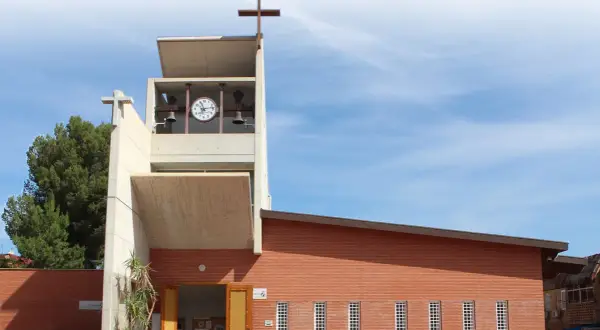 Iglesia moderna de ladrillo rojo con campanario y reloj. Un día soleado en Santa Rosa.