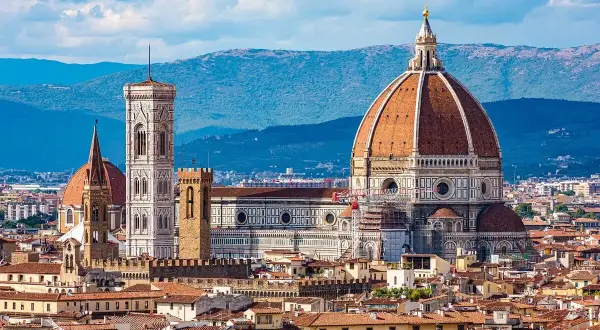 El Duomo de Florencia se alza majestuoso sobre la ciudad, con su cúpula icónica y el campanario de Giotto.