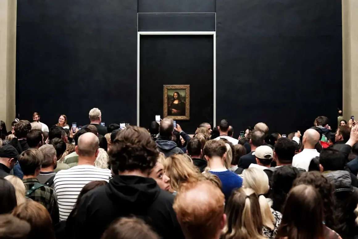 Multitud admira la Mona Lisa en el Louvre.