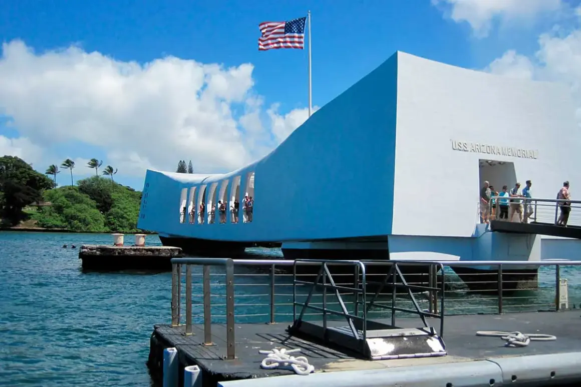 El Memorial USS Arizona en Pearl Harbor, un sitio histórico conmemorativo.