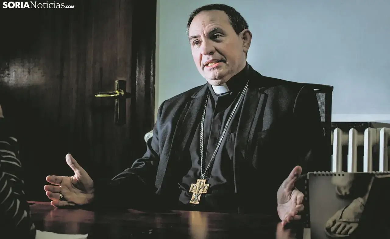 Obispo de San Pedro de Osma, con sotana y cruz pectoral, habla en una oficina.