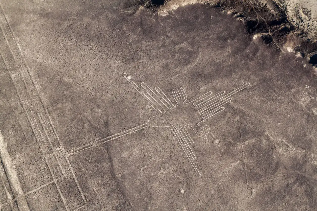 Las l&iacute;neas de Nazca forman un colibr&iacute; gigante en el desierto peruano.