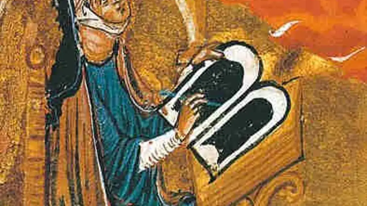 Ilustraci&oacute;n medieval de Hildegard von Bingen escribiendo en un libro, con aves volando en el cielo.