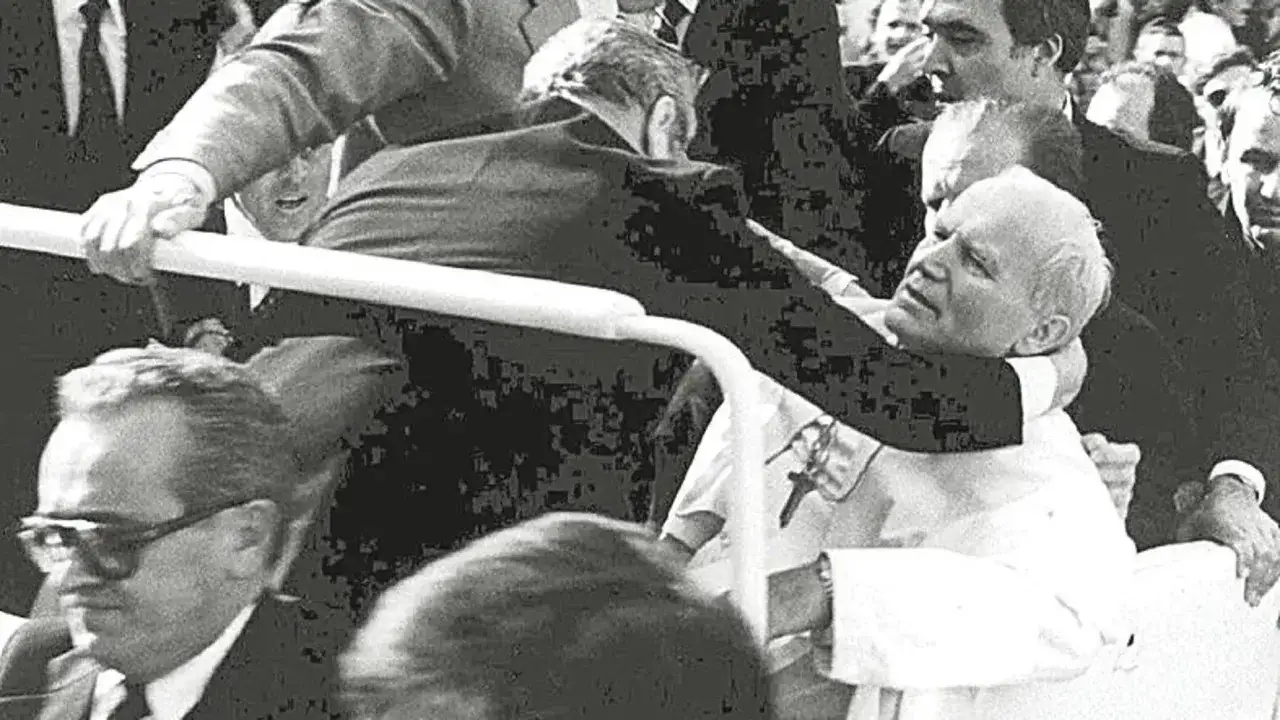 Momento del atentado a Juan Pablo II. El Papa es sujetado por personal de seguridad tras el ataque.