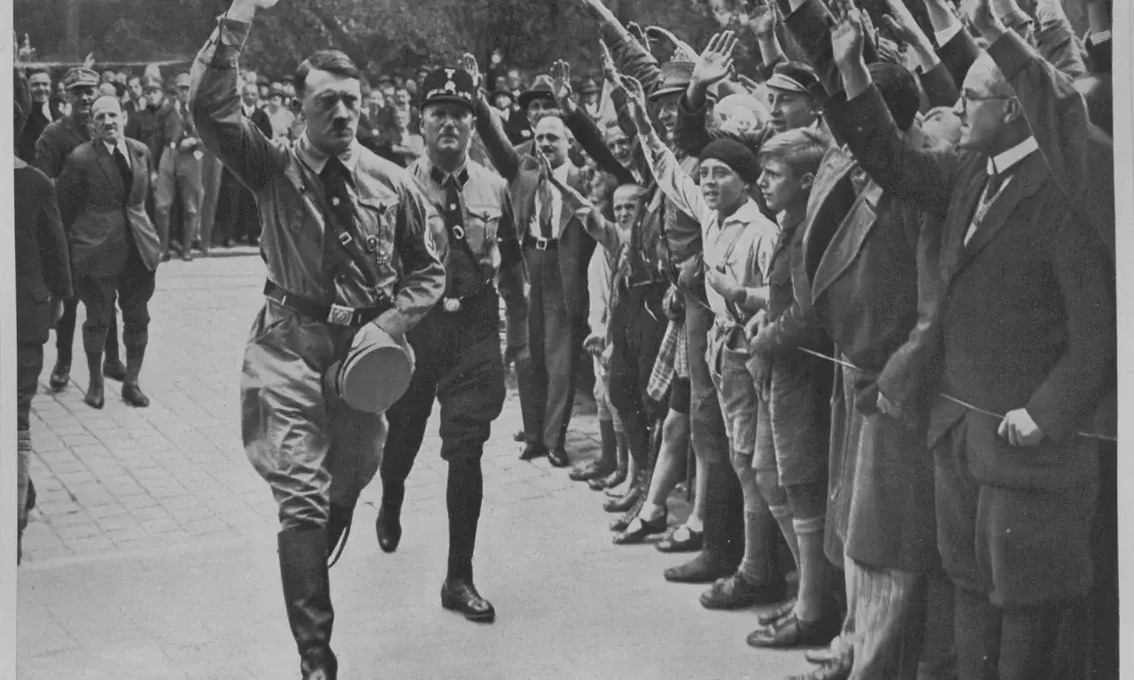 Hitler saluda a la multitud, un momento clave en c&oacute;mo lleg&oacute; Hitler al poder.